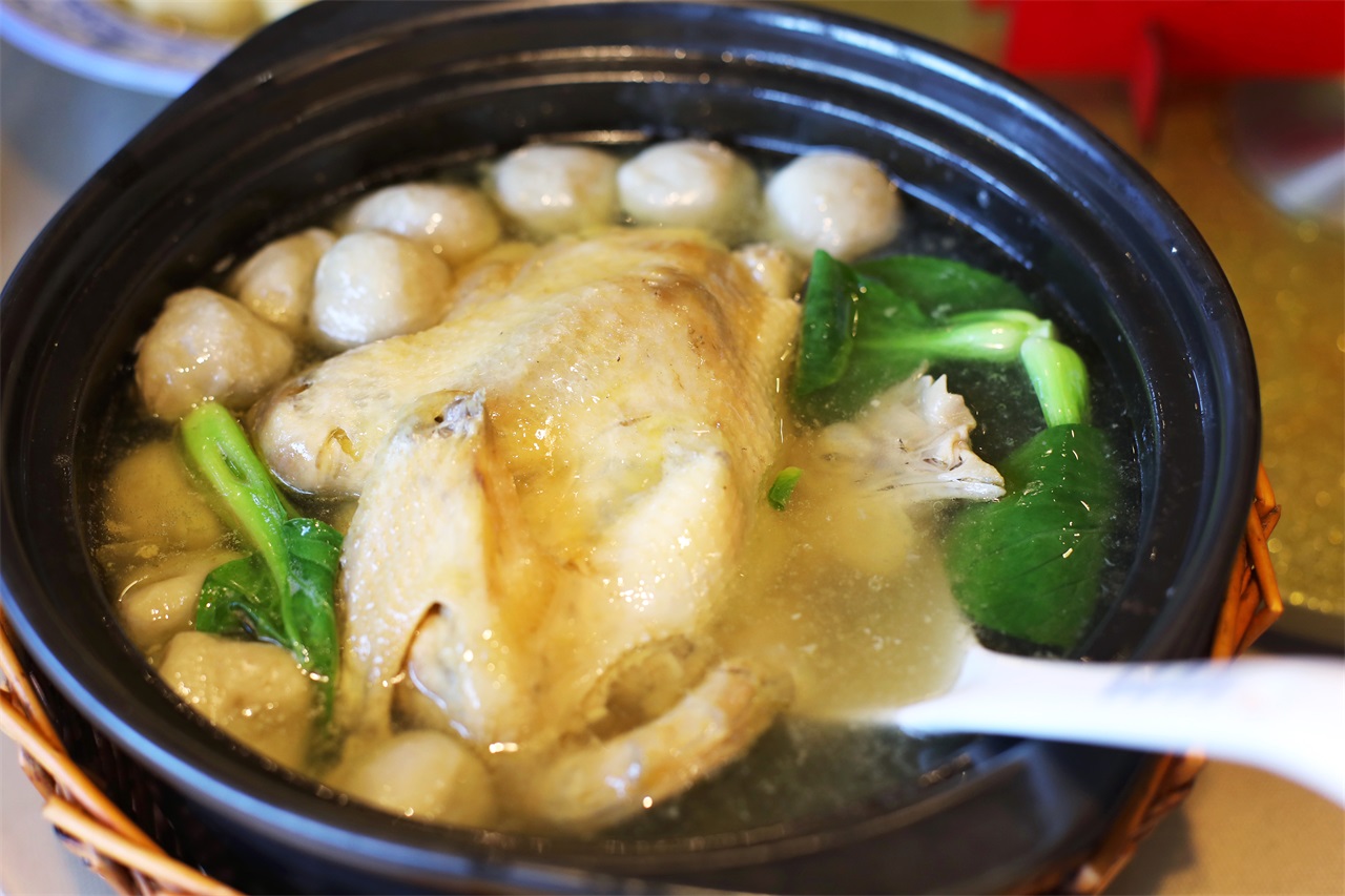 草(cǎo)雞三味圓湯